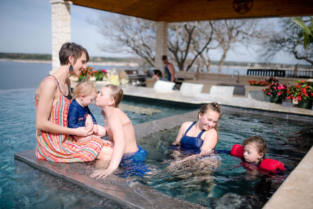 Vanishing-Edge Pool Melts into Lake Belton | Tex Appeal Magazine